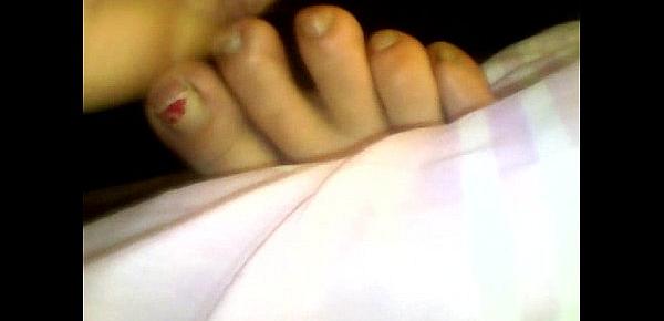  me acabo con los dedos de los pies de mi mujer dormida